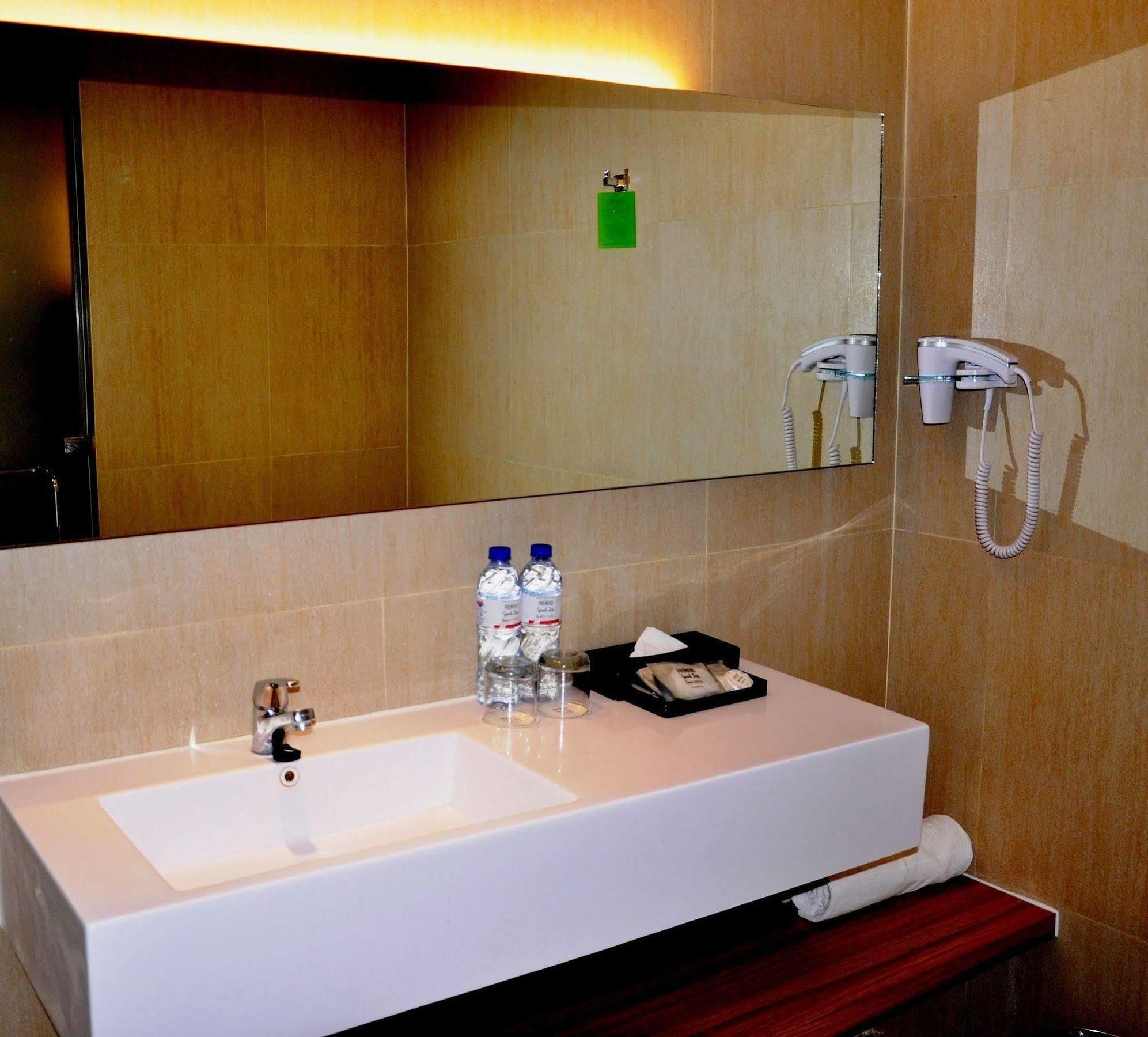 Grand Zuri Malioboro Yogyakarta Exterior foto